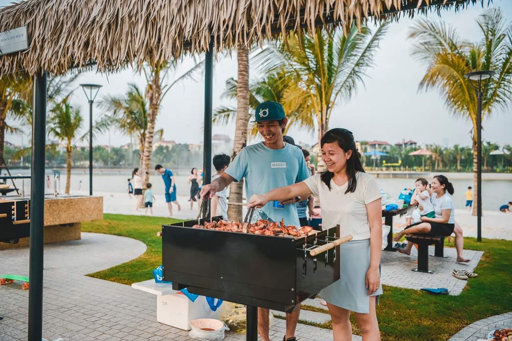 Tận hưởng bữa tiệc nướng BBQ bên bờ biển (Ảnh: Sưu tầm Internet)