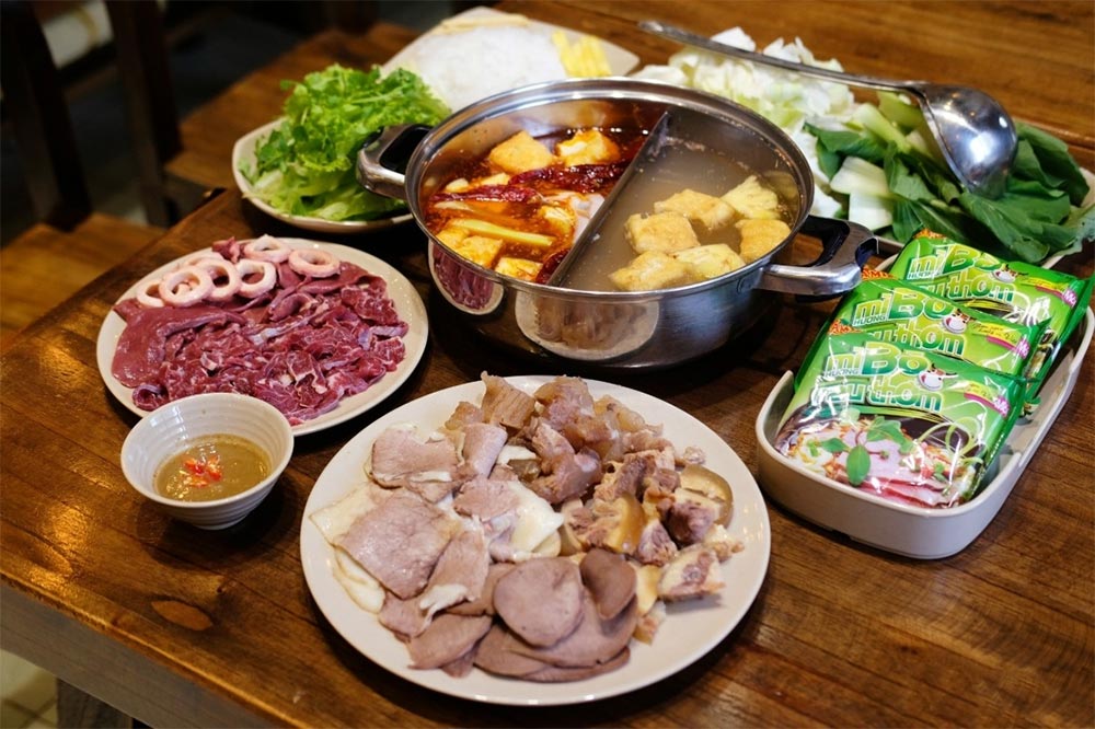 Thưởng thức buffet lẩu bên hồ là được rất nhiều du khách (Ảnh: Địa chỉ Ẩm thực)