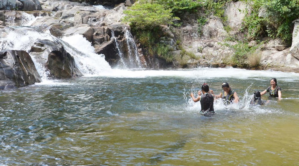 Hang đá Dak Tuar rất thích hợp để gia đình và bạn bè cắm trại, picnic.