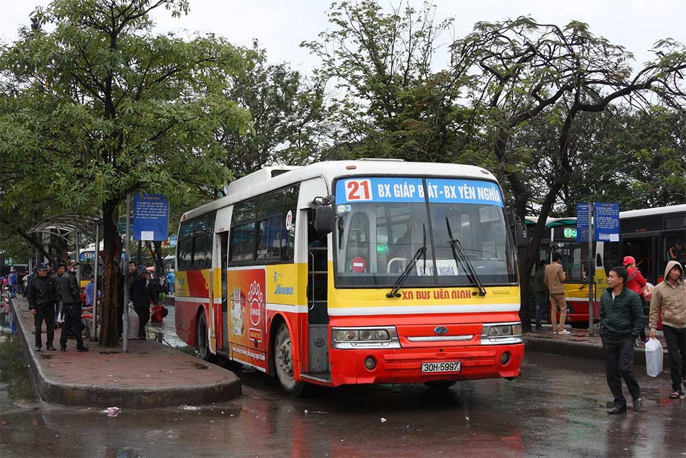 Đi bus là sự lựa chọn của nhiều du khách khi đến chùa Bộc