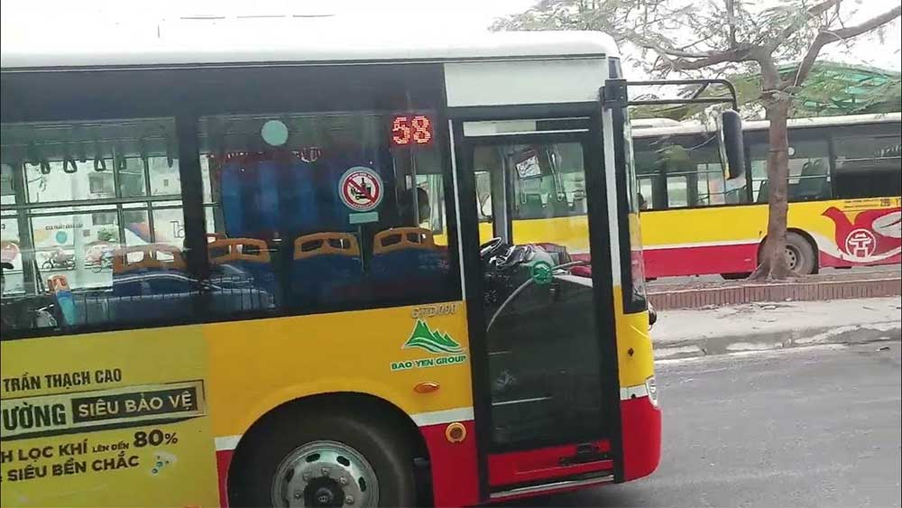 Đi bus tới vườn hoa sông Hồng là lựa chọn tiết kiệm chi phí