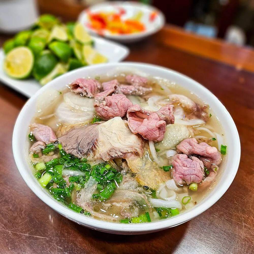 Tô phở bò tái chín đầy đặn, hấp dẫn tại Phở 10 Lý Quốc Sư. (Ảnh: Sưu tầm internet)