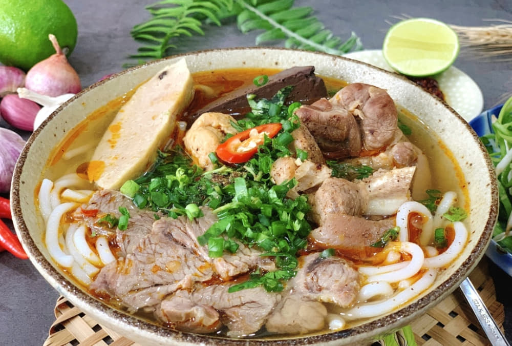 Bún bò Huế với đầy đủ topping chả cua, nạm, chả cây, giò (Ảnh: Sưu tầm Internet)