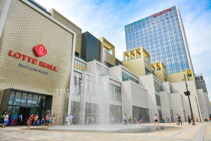 Quảng trường check-in tại Lotte Mall Tây Hồ
