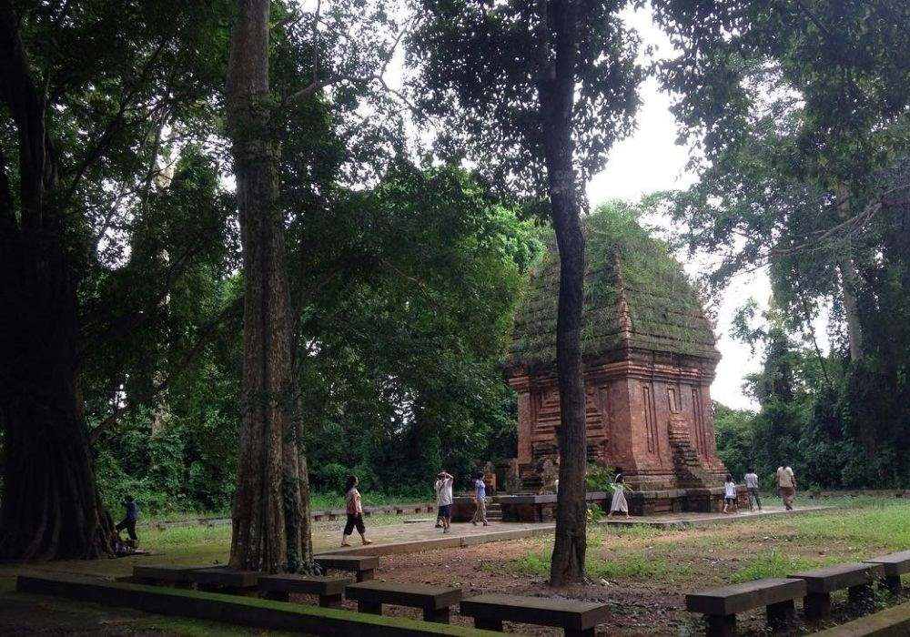 Đoàn khách du lịch ghé thăm tháp Yang Prong