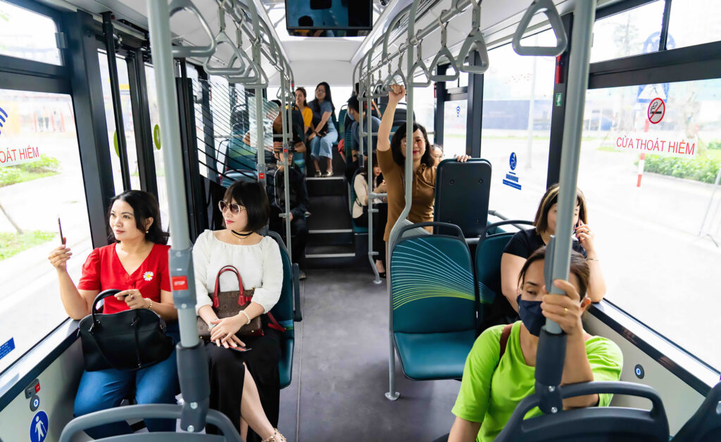 Nhiều người lựa chọn di chuyển đến bằng xe bus để tiết kiệm chi phí 