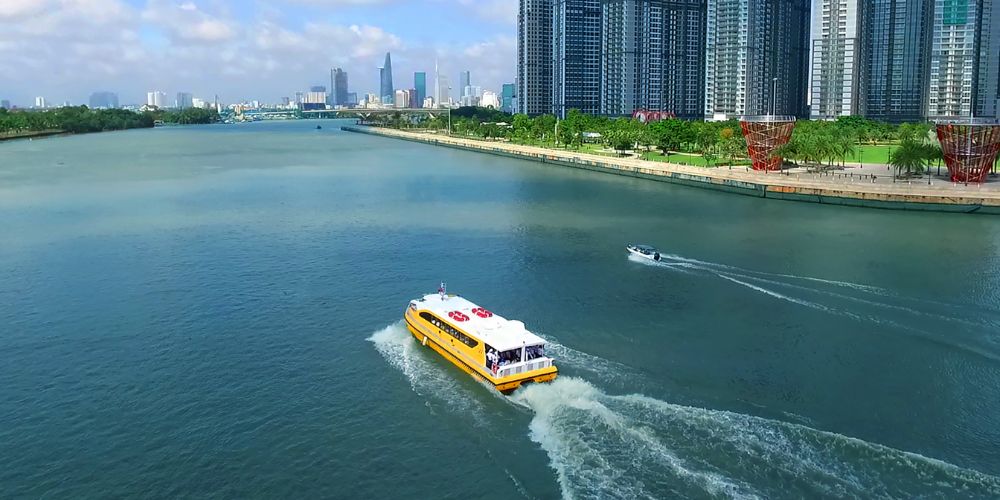 Trải nghiệm đi water bus tại bến Bạch Đằng