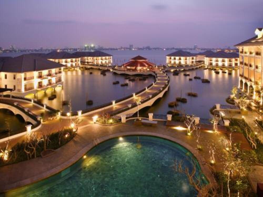 Khách sạn Intercontinental Westlake Hanoi sở hữu vị trí đắc địa (Ảnh: agoda.com)