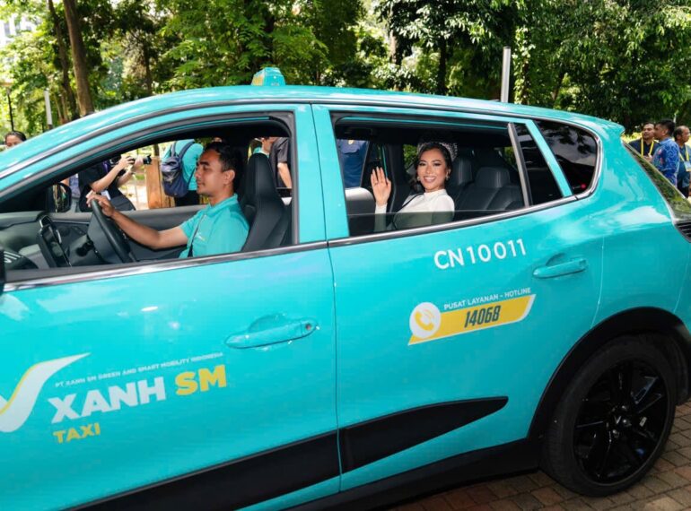 Miss Cosmo 2024 Ketut Permata Juliastrid trải nghiệm xe taxi điện Xanh SM tại Indonesia.