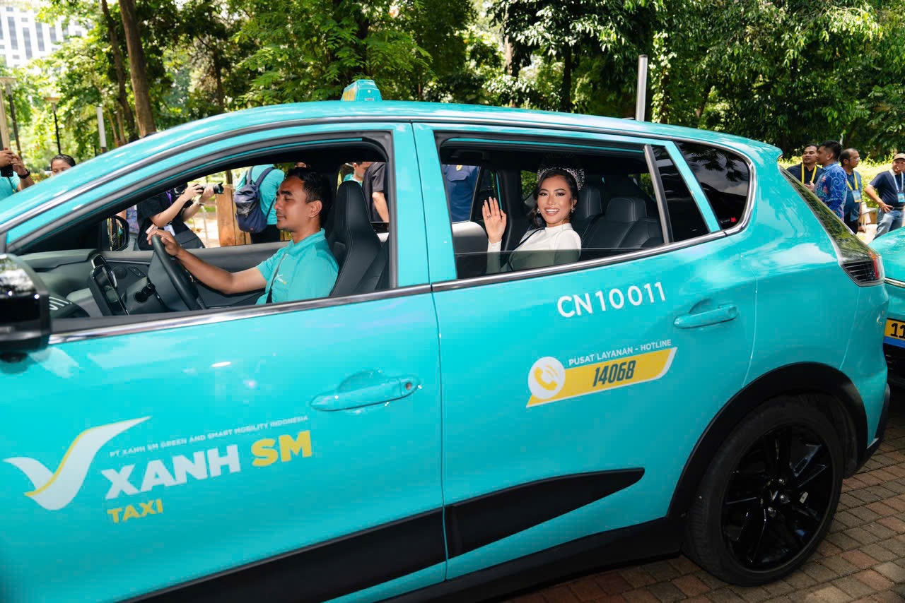 Miss Cosmo 2024 Ketut Permata Juliastrid trải nghiệm xe taxi điện Xanh SM tại Indonesia.