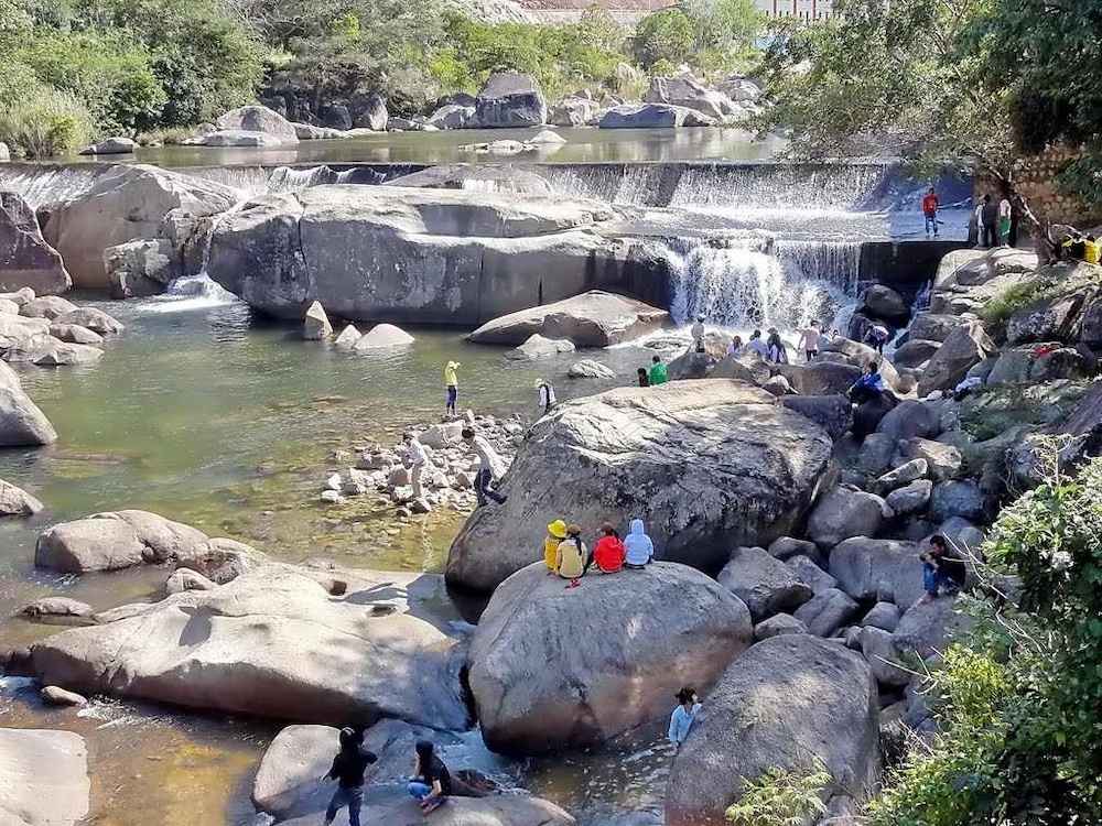 Du khách tham quan tại khu du lịch thác Krông Kmar