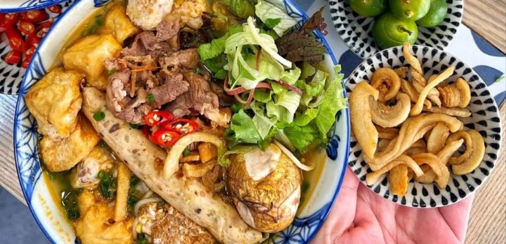 Bún riêu cua tóp mỡ mọc giòn tại Lê Gia