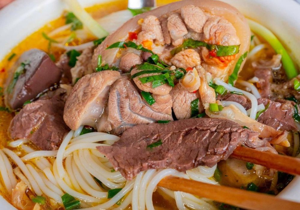 Bún bò Giáo Toàn Thủ Đức nổi bật với món giò hầm siêu mềm thơm ngon (Ảnh: Sưu tầm Internet)
