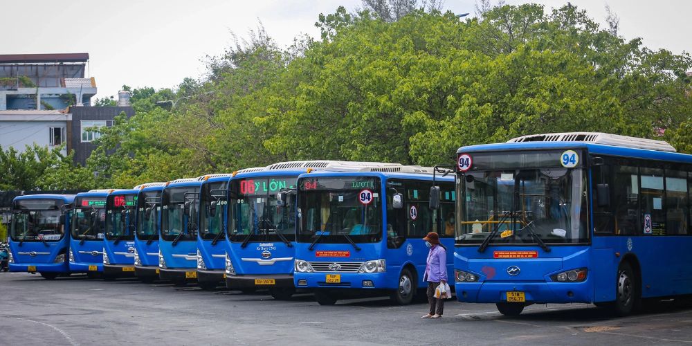 Có nhiều tuyến bus di chuyển ngang qua khu vực Hồ Con Rùa