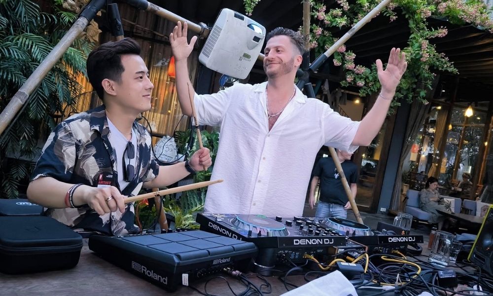 Schiller River Club thường xuyên mời DJ về chơi nhạc, vừa thỏa mãn phần nghe vừa hấp dẫn phần hình