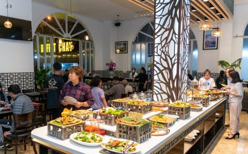 Buffet D'GEMMA Phổ Quang có không gian sang trọng với hơn 80 món chay