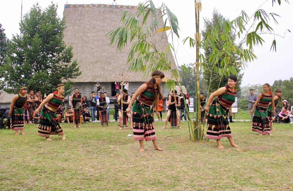 Người dân M’nông múa điệu truyền thống khiến bao du khách đắm say