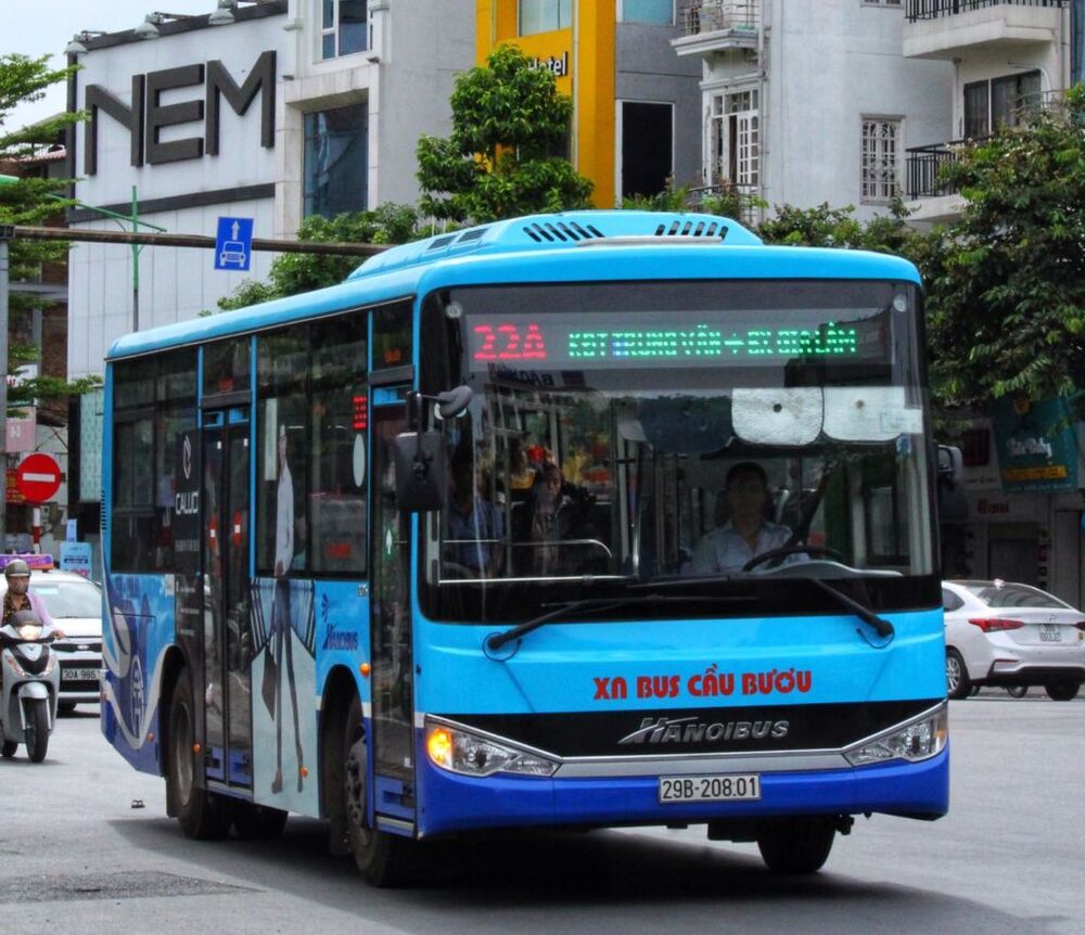 Lựa chọn xe bus để dễ dàng di chuyển đến chùa Trấn Quốc. (Ảnh: Sưu tầm Internet)