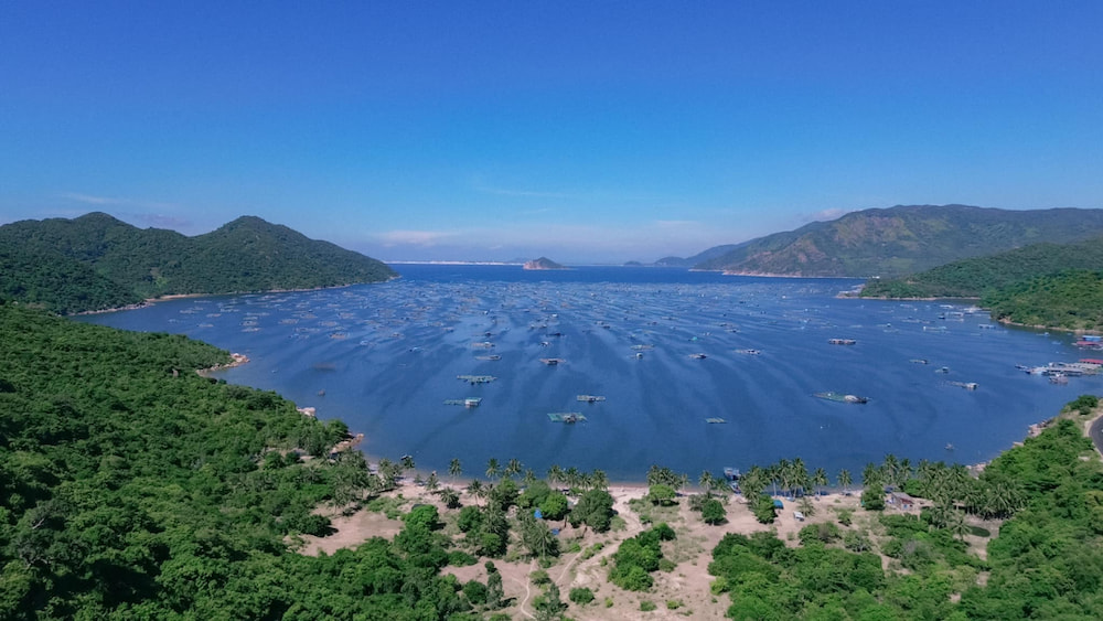 Biển Tuy Hòa nổi bật với làn nước trong xanh, bãi cát dài và những con sóng vỗ về nhẹ nhàng.