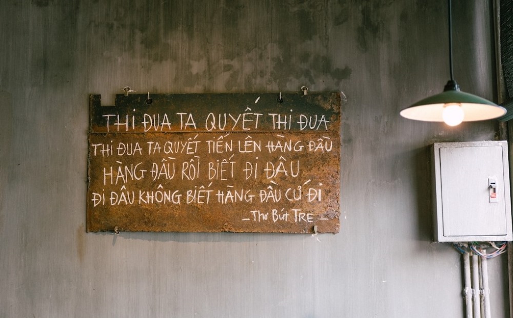 Cộng cà phê trang trí theo concept bao cấp xưa