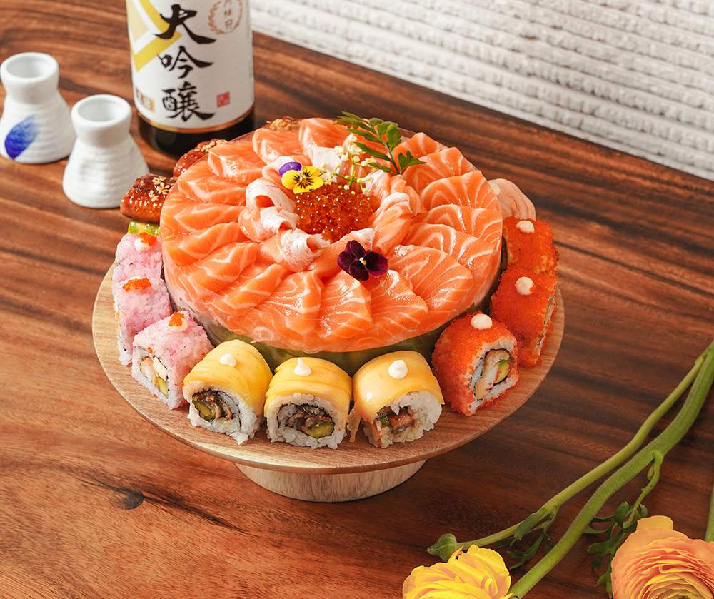 Sushi và sashimi vô cùng hấp dẫn được bài trí tinh xảo, bắt mắt