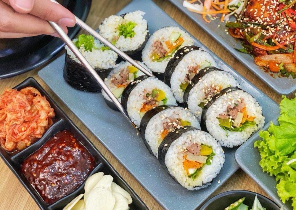 Kimbap là một trong những món ăn vặt được giới trẻ ưa thích tại Hansik Town