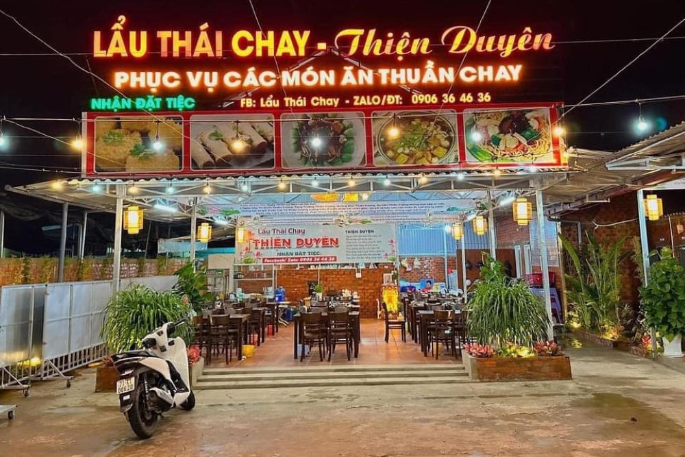 Không gian rộng rãi, thoáng mát với nhiều cây xanh của quán chay Thiện Duyên