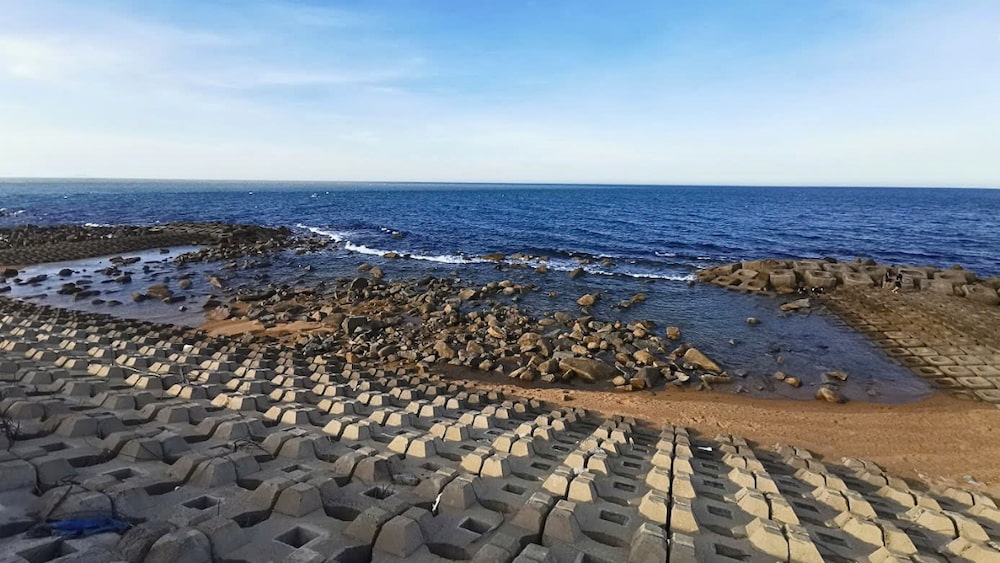 Bãi biển Đông Tác cách trung tâm Tuy Hòa khoảng 6,2km.