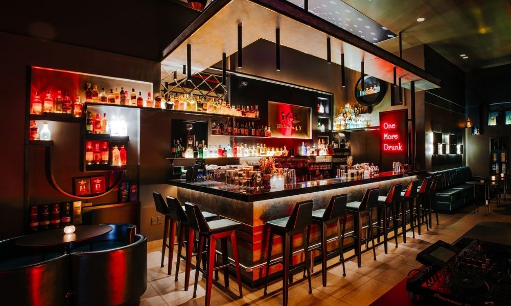 Bar 142 Mixology Thủ Đức là tụ điểm ăn chơi yêu thích của giới trẻ 