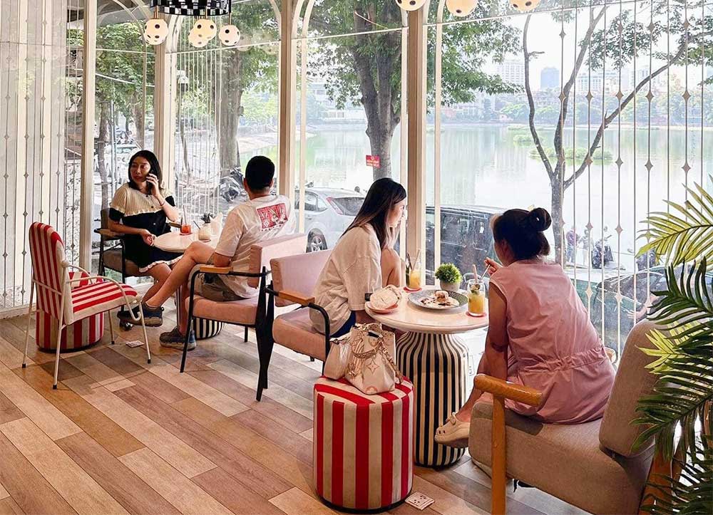 Bạn nên tra cứu trước các quán cafe tại hồ để có sự lựa chọn tốt nhất (Ảnh: Showtime D12 Giảng Võ)