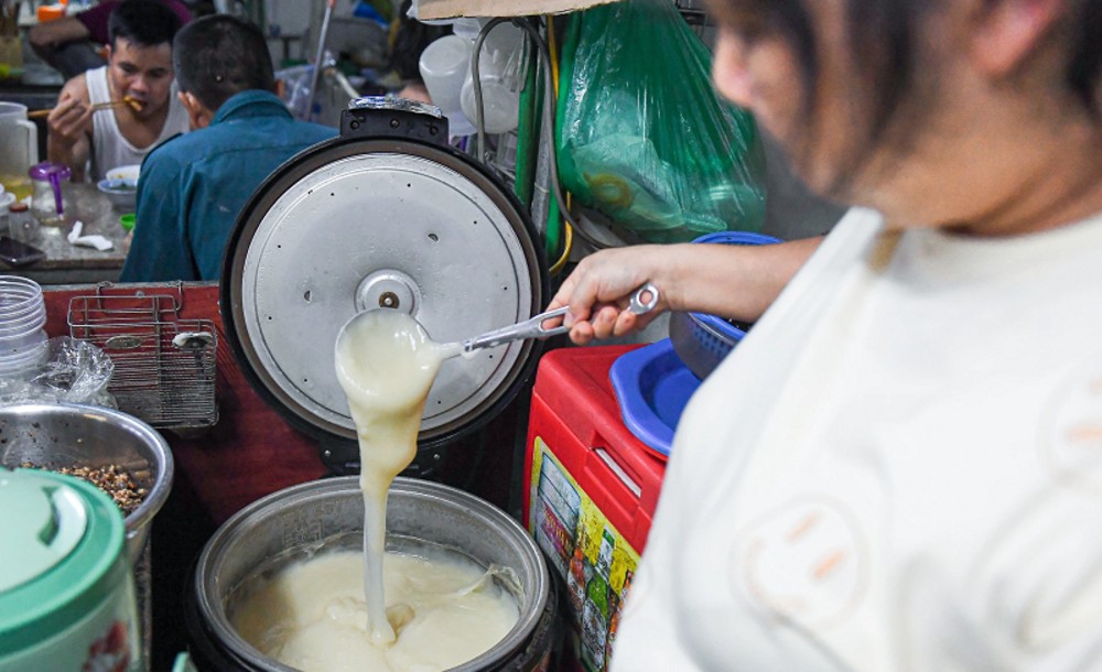 Bánh đúc nóng - Món ăn dân dã nhưng lại có hương vị độc đáo tại chợ Mơ (Ảnh: Sưu tầm Internet)