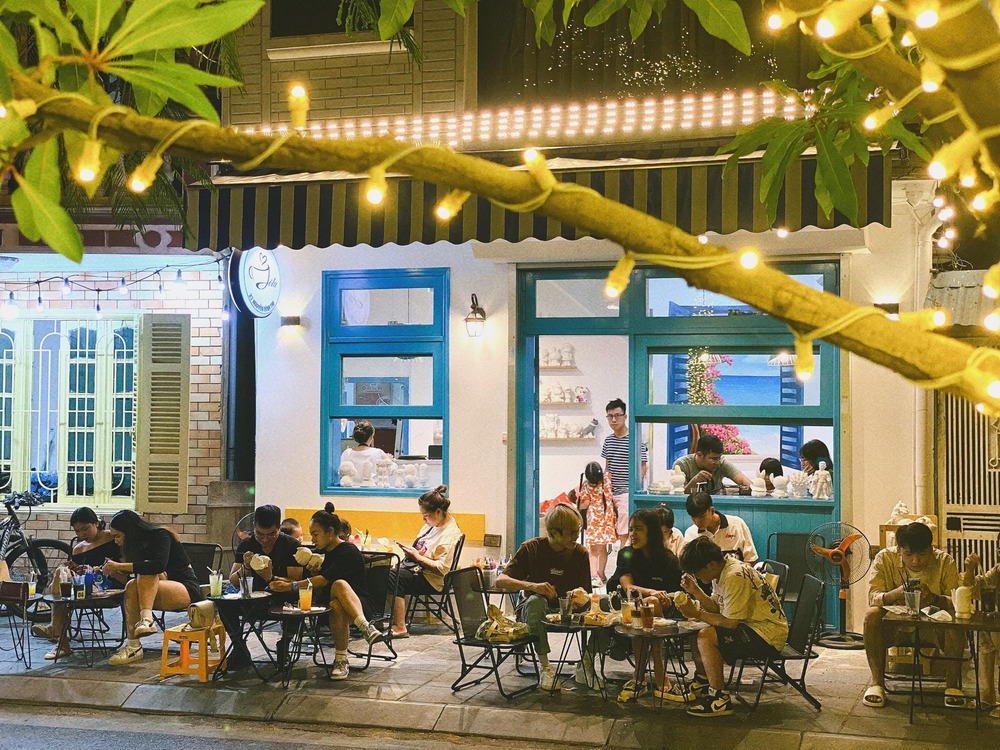 Lê La Cafe - Quán cafe tô tượng Hồ Tây có không gian cực rộng rãi và thoáng mát. (Ảnh: Sưu tầm Internet)