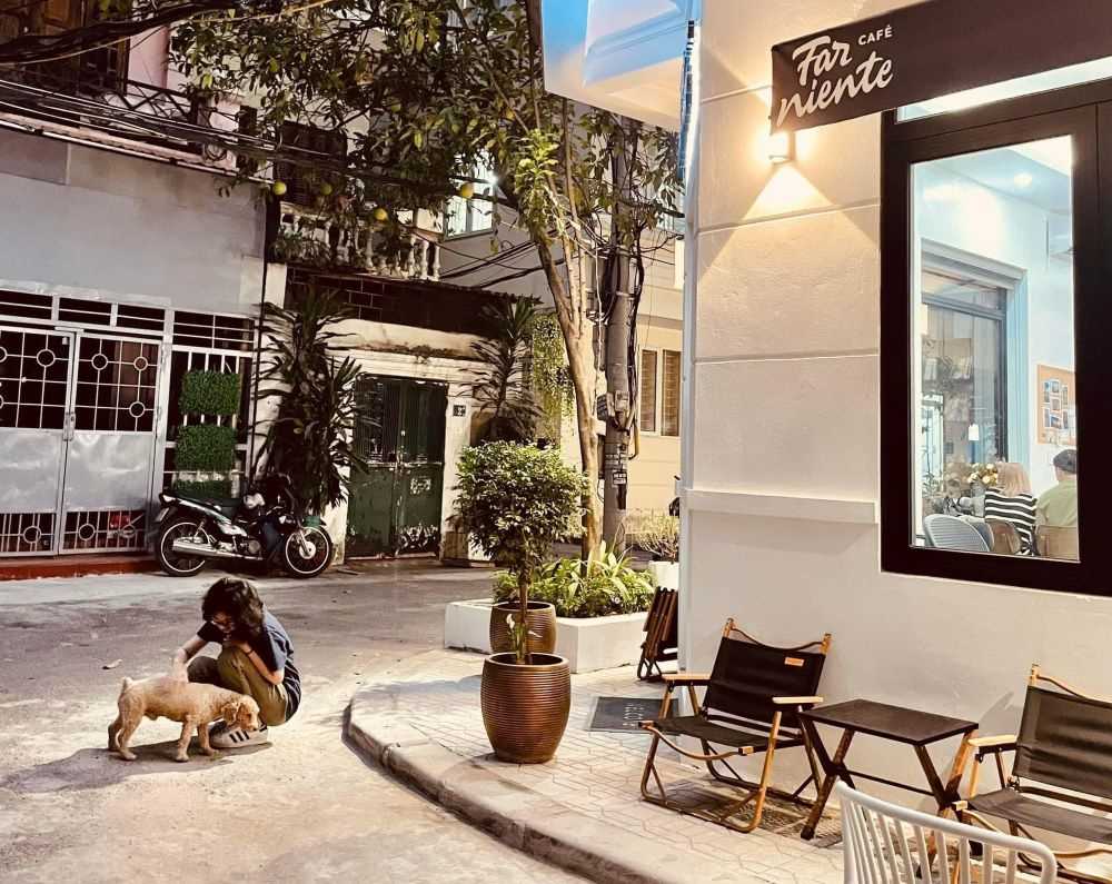  Nội thất của Far Niente Cafe được kết hợp hài hòa giữa các vật liệu gỗ, kim loại và vải 
