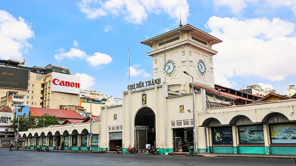 Chợ Bến Thành cách Bảo tàng Địa chất khoảng 2,6km.