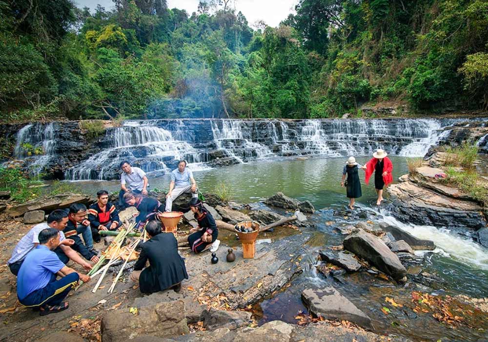 Trải nghiệm nướng gà, nấu cơm lam bên dòng thác