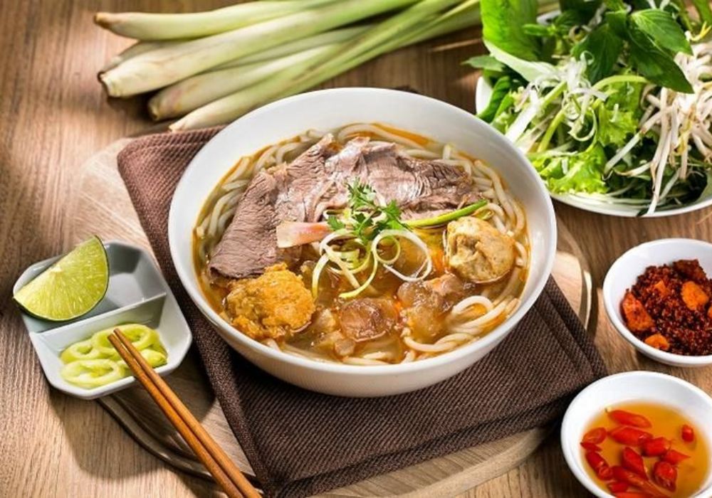 Nước dùng và sate của bún bò Lam Sơn nổi tiếng thơm ngon, hấp dẫn (Ảnh: Sưu tầm Internet)