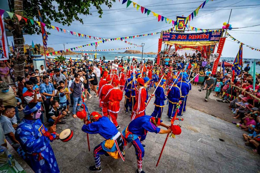 Lễ hội Cầu Ngư với hình ảnh ngư dân làm lễ rước thần trên biển. (Ảnh: Sưu tầm internet)