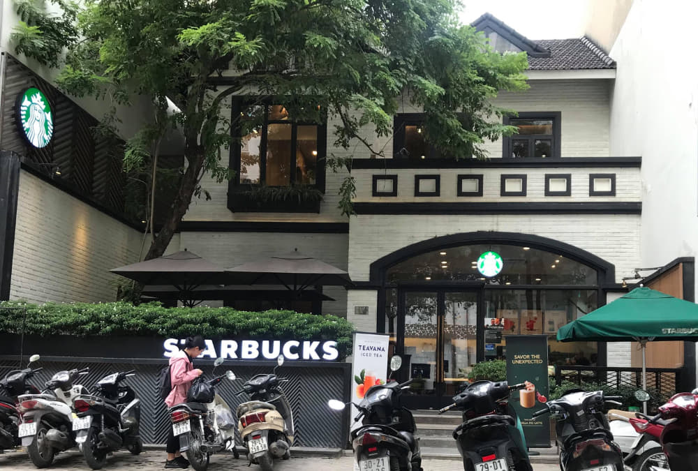 Thiết kế bên ngoài của Starbucks Duy Tân giống ngôi biệt thự. (Ảnh: Sưu tầm Internet)