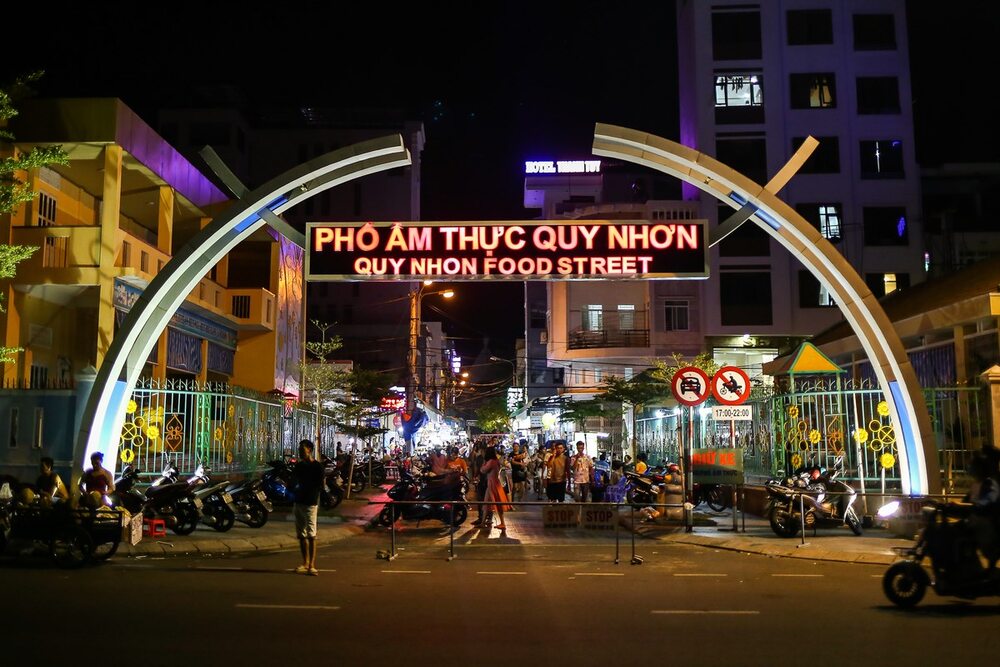 Phố ẩm thực Ngô Văn Sở với hàng loạt quán ăn đầy màu sắc, tấp nập thực khách (Ảnh: Sưu tầm Internet)