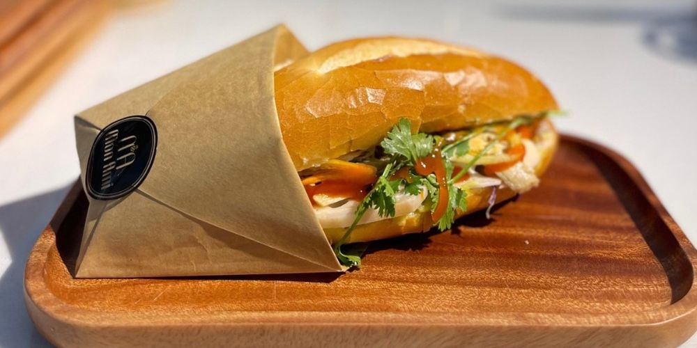 Mon Ami Cafe còn phục vụ các món ăn nhẹ như bánh mì. 