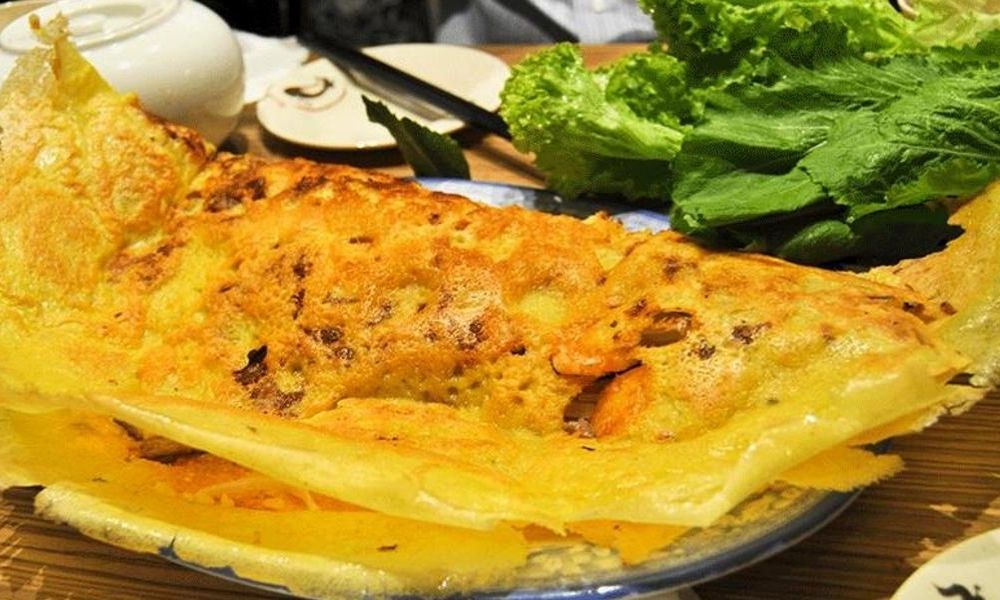 Miếng bánh xèo thơm ngon, giòn rụm, đẫm nhân tôm tại quán Ba Híu (Ảnh: shopeefood.vn)