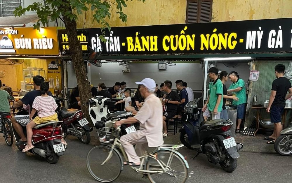 Quán ở ngoài đường nên có không gian thoáng mát 