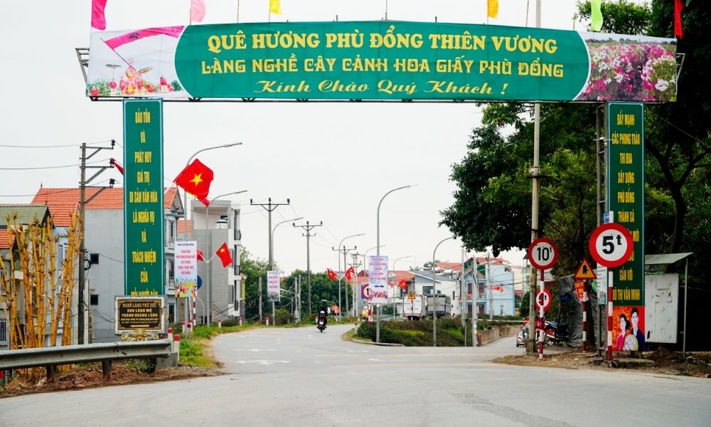 Cổng làng Phù Đổng giúp bạn nhận diện được đường đi khi di chuyển đến Đền Gióng bằng phương tiện cá nhân.