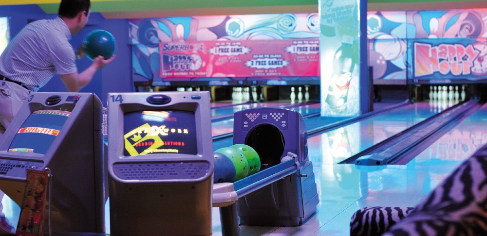 Chơi bowling cực đã tại trung tâm thương mại Diamond Plaza Quận 1.