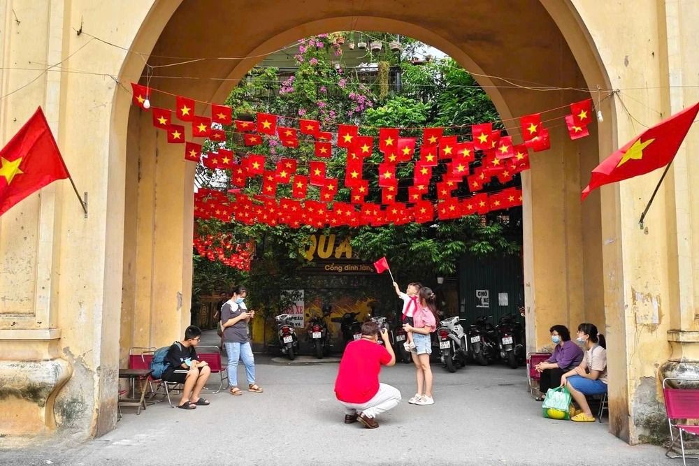 Cổng đình làng Cót vào ngày Quốc Khánh 2/9 thể hiện được lối sống văn hoá của người dân làng Cót