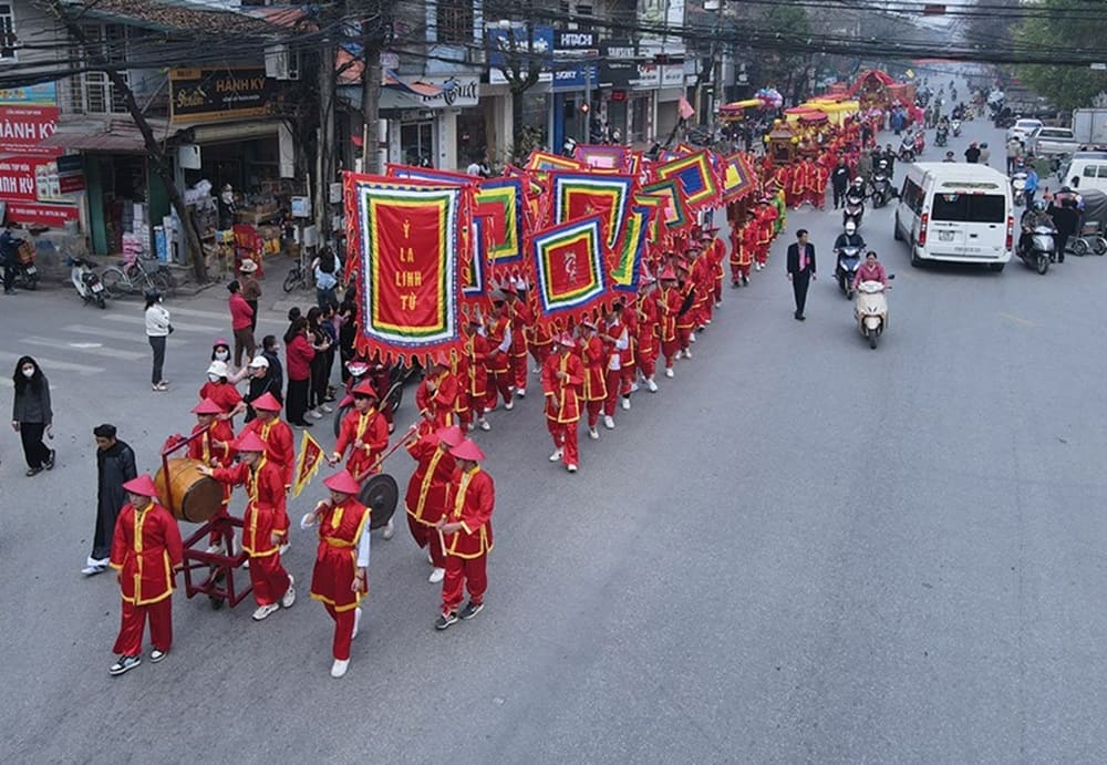 Toàn cảnh đoàn rước Mẫu