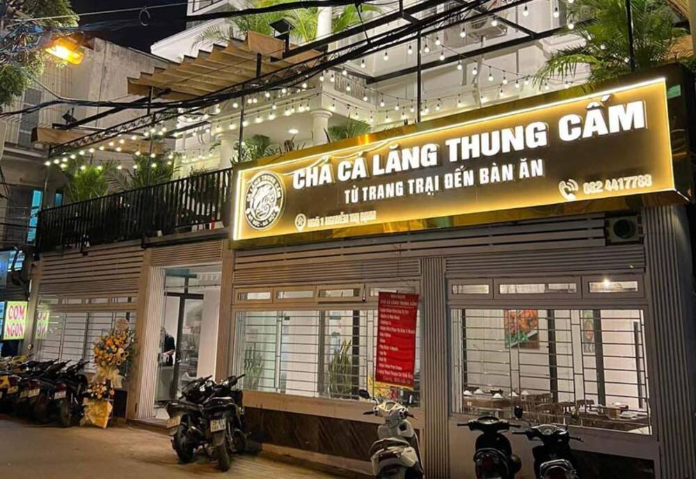 Bên ngoài của quán chả cá Lăng Thung Cấm