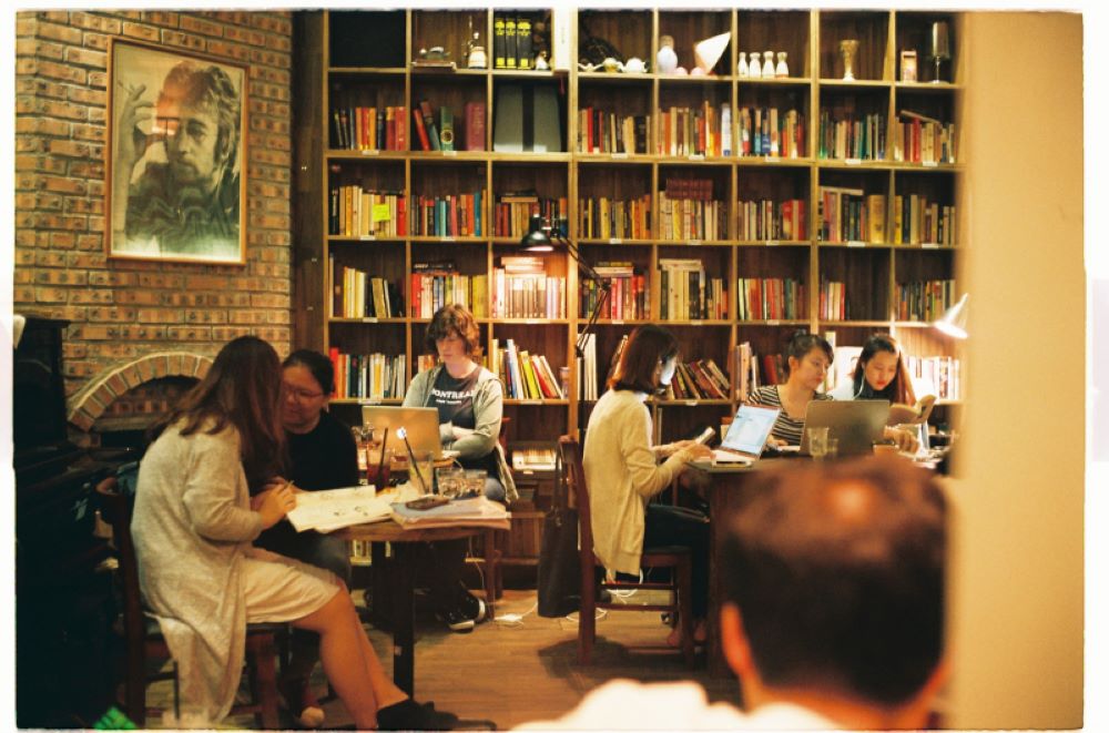 Le Book Club Cafe được thiết kế như một thư viện thu nhỏ với kệ sách cao chạm trần 
