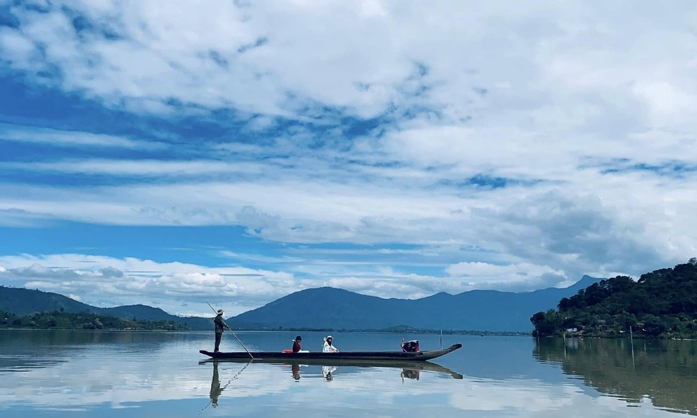 Đi thuyền độc mộc mang đến trải nghiệm mới lạ với nhiều du khách khi đến Hồ Lăk