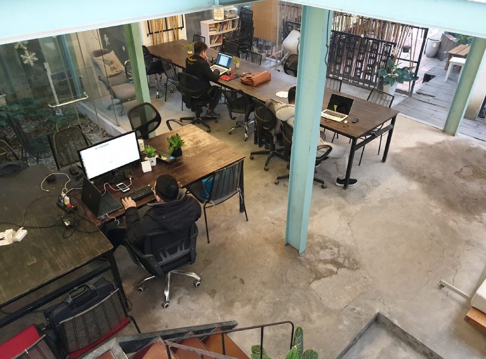 Khu vực làm việc, học tập của các bạn trẻ tại iHouse CoWorking có đầy đủ tiện nghi.